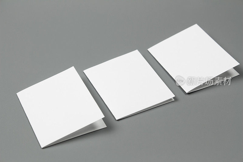空白肖像模型纸。小册子杂志孤立在灰色上，多变的背景/白纸孤立在灰色上